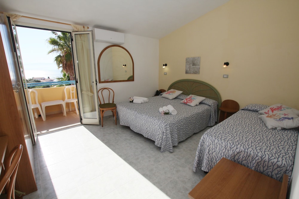 ROOM, TRIPLE