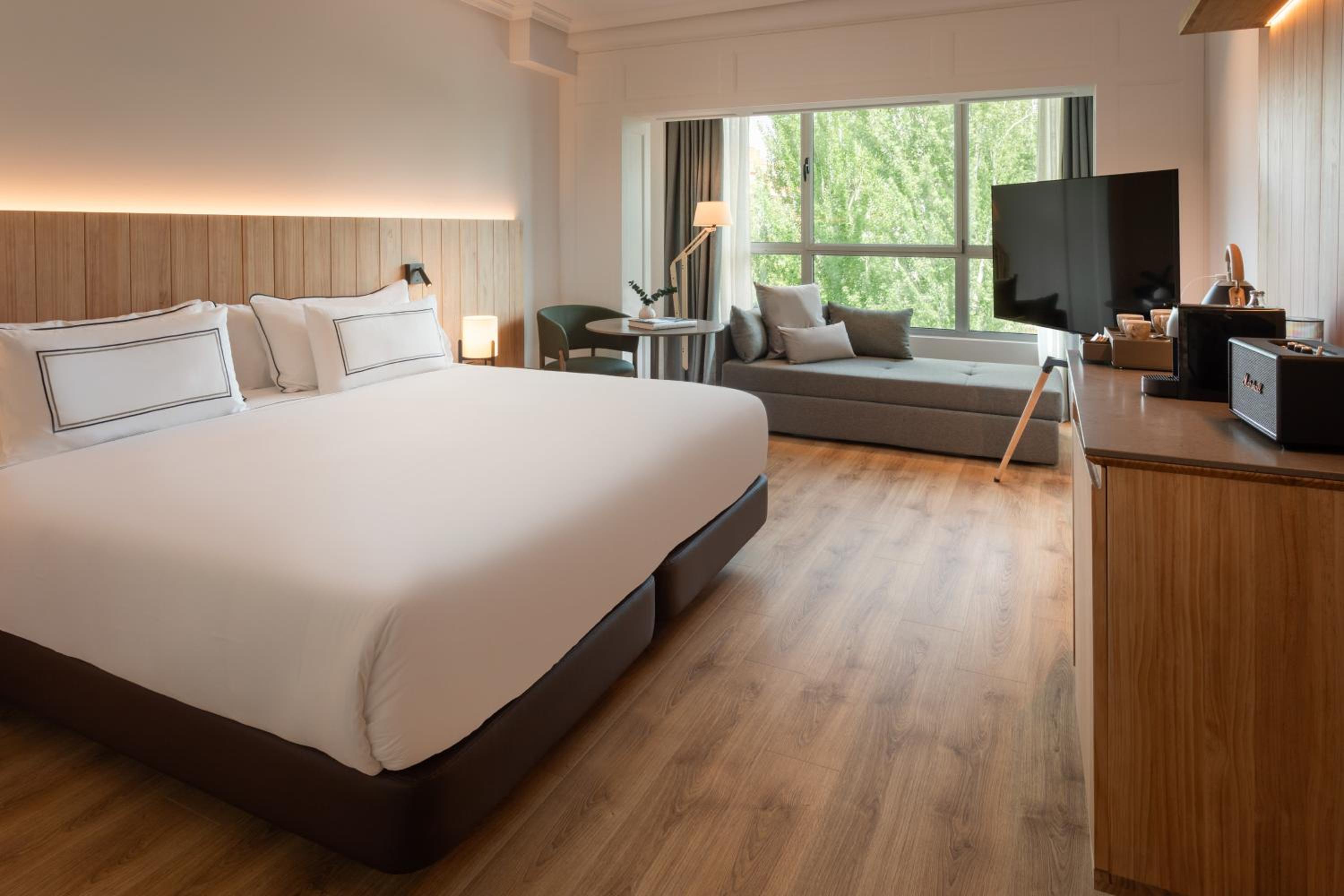 The Level, Melia, King Bed