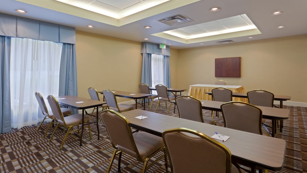 Holiday Inn Express Hotel And Suites Dover 54/60