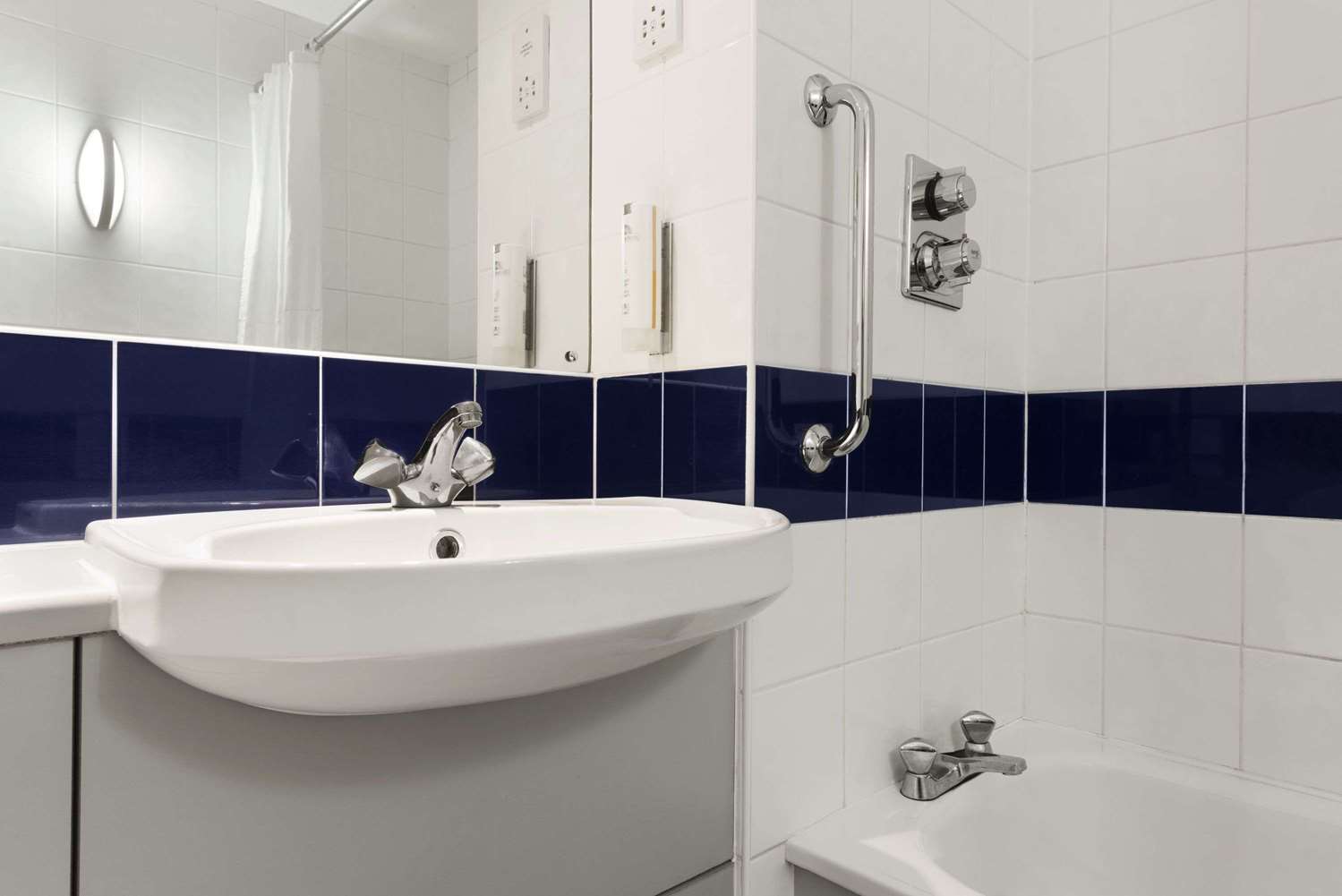 Days Inn by Wyndham Abington M74 11/12