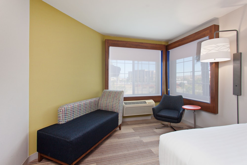 Holiday Inn Express Hotel & Suites Corona 42/57
