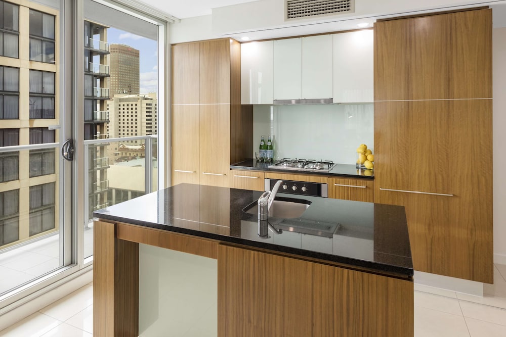 Oaks Embassy Adelaide Suites 54/64