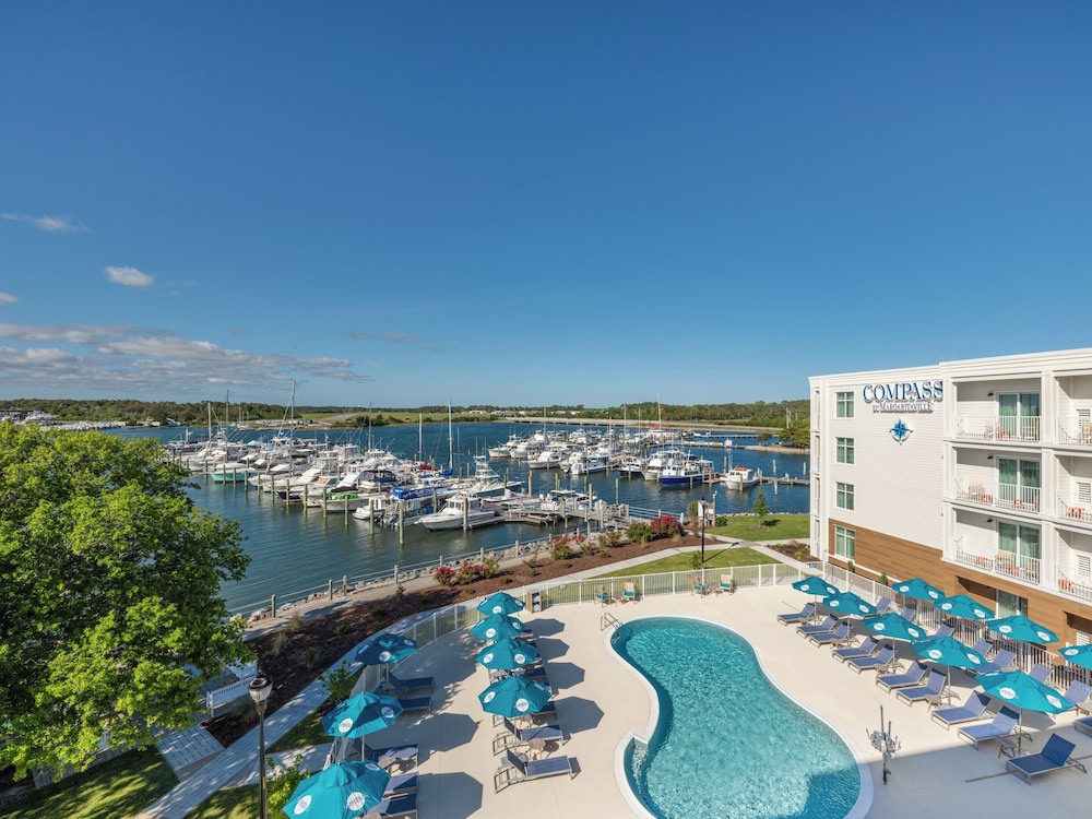 Compass Hotel Beaufort by Margaritaville 38/47
