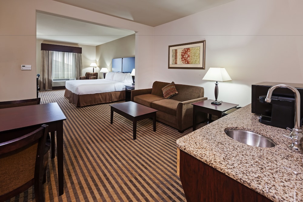 Holiday Inn Express Hotel And Suites Brady 32/47