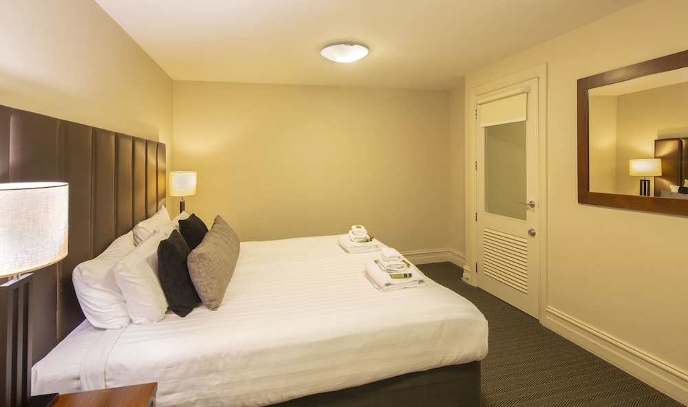 2 Bedrooms, Suite, Queen and Twin Beds, Garden Area