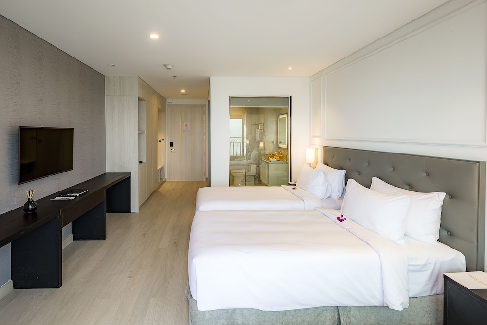 Wyndham Danang Golden Bay 7/50