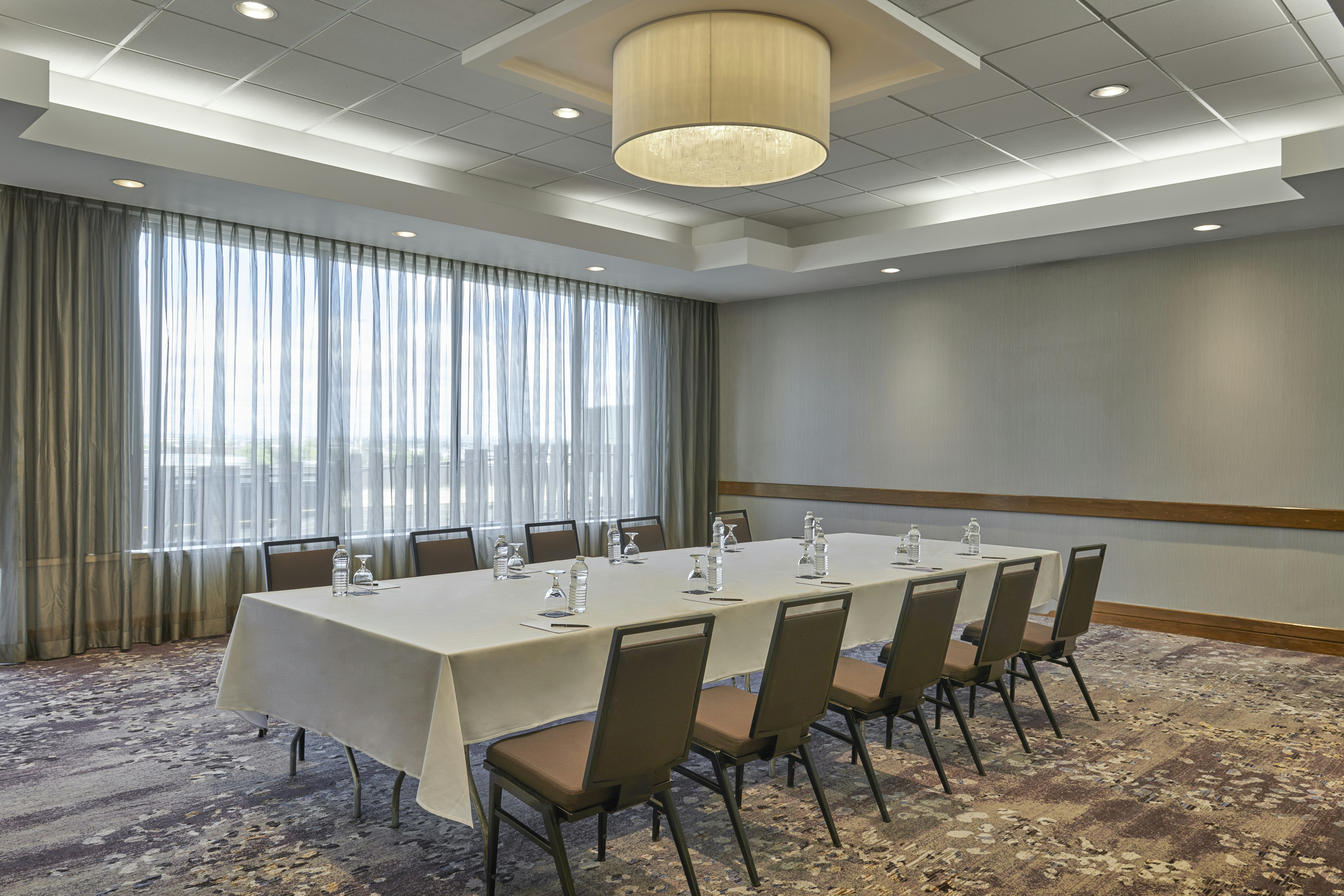 Hilton Toronto Airport Hotel & Suites 69/79