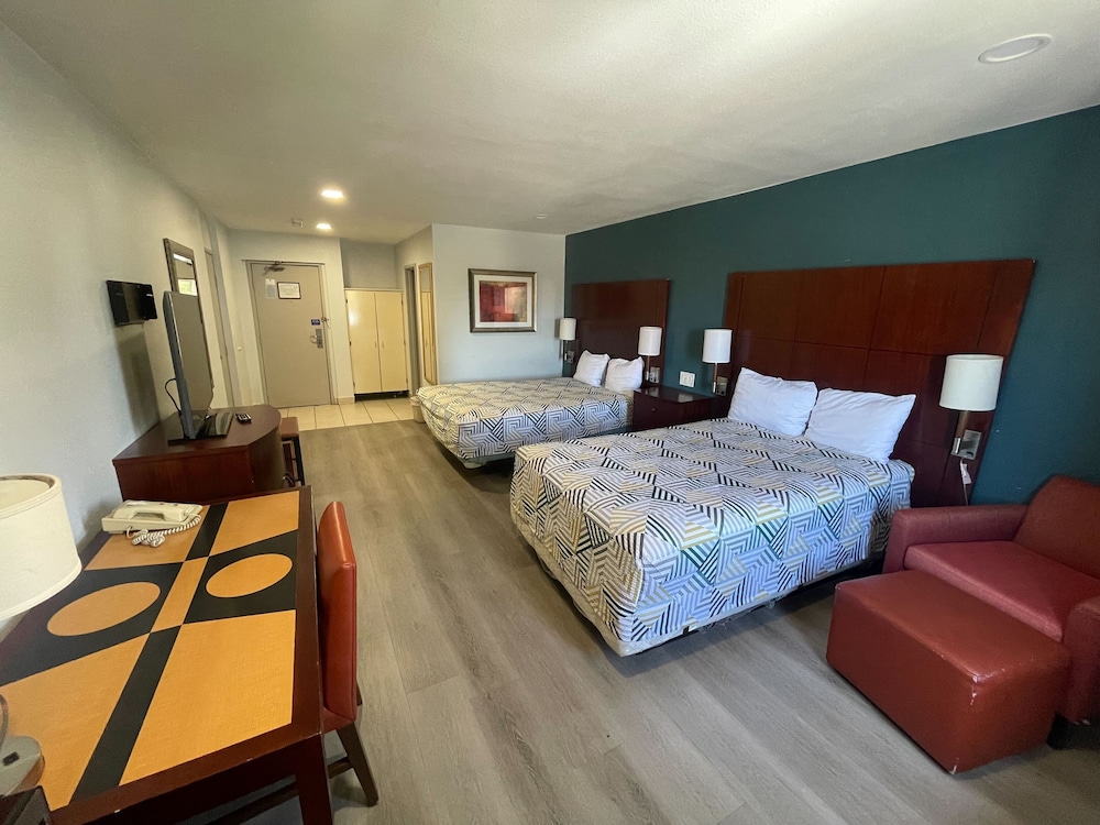 Portside Inn & Suites 24/58