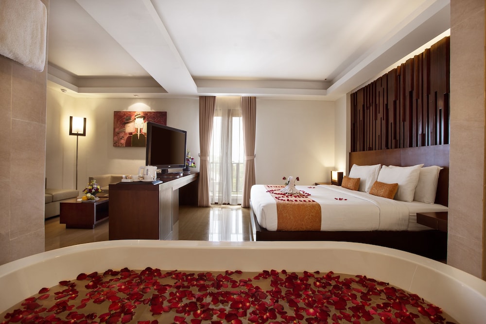 جناح شهر العسل بسرير كينج، d’primahotel Seminyak (Ex Sense Hotel) 2/3