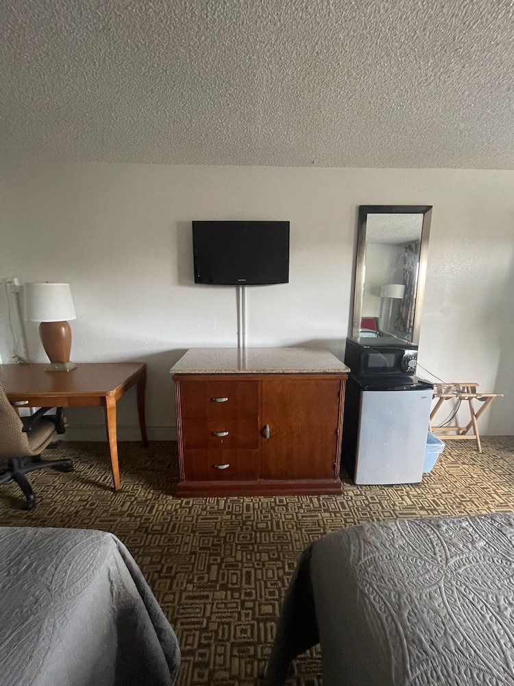 Ambassador Inn 26/32