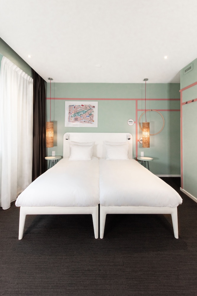 ROOM, TWIN BEDS