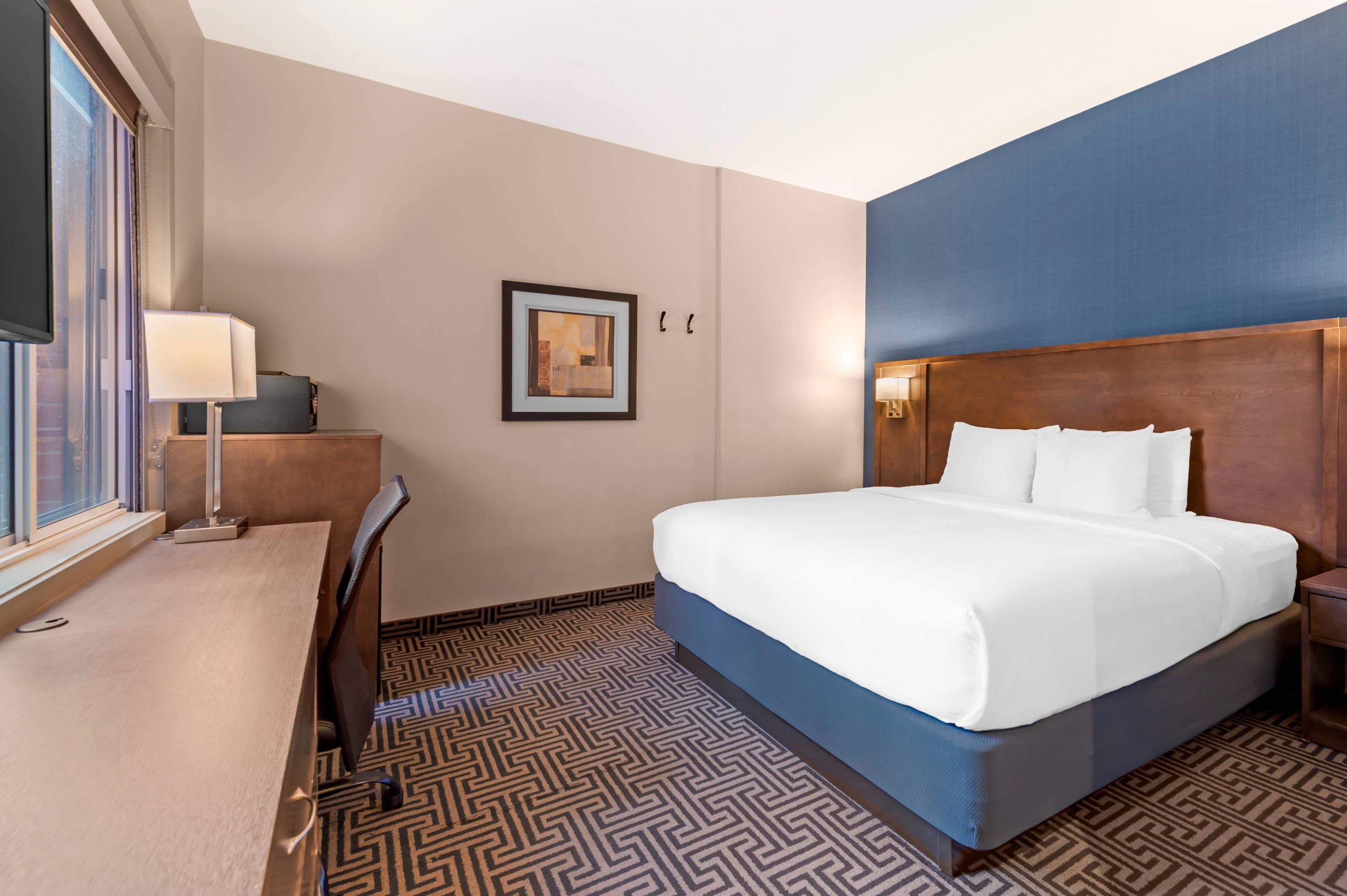 ROOM, QUEEN BED