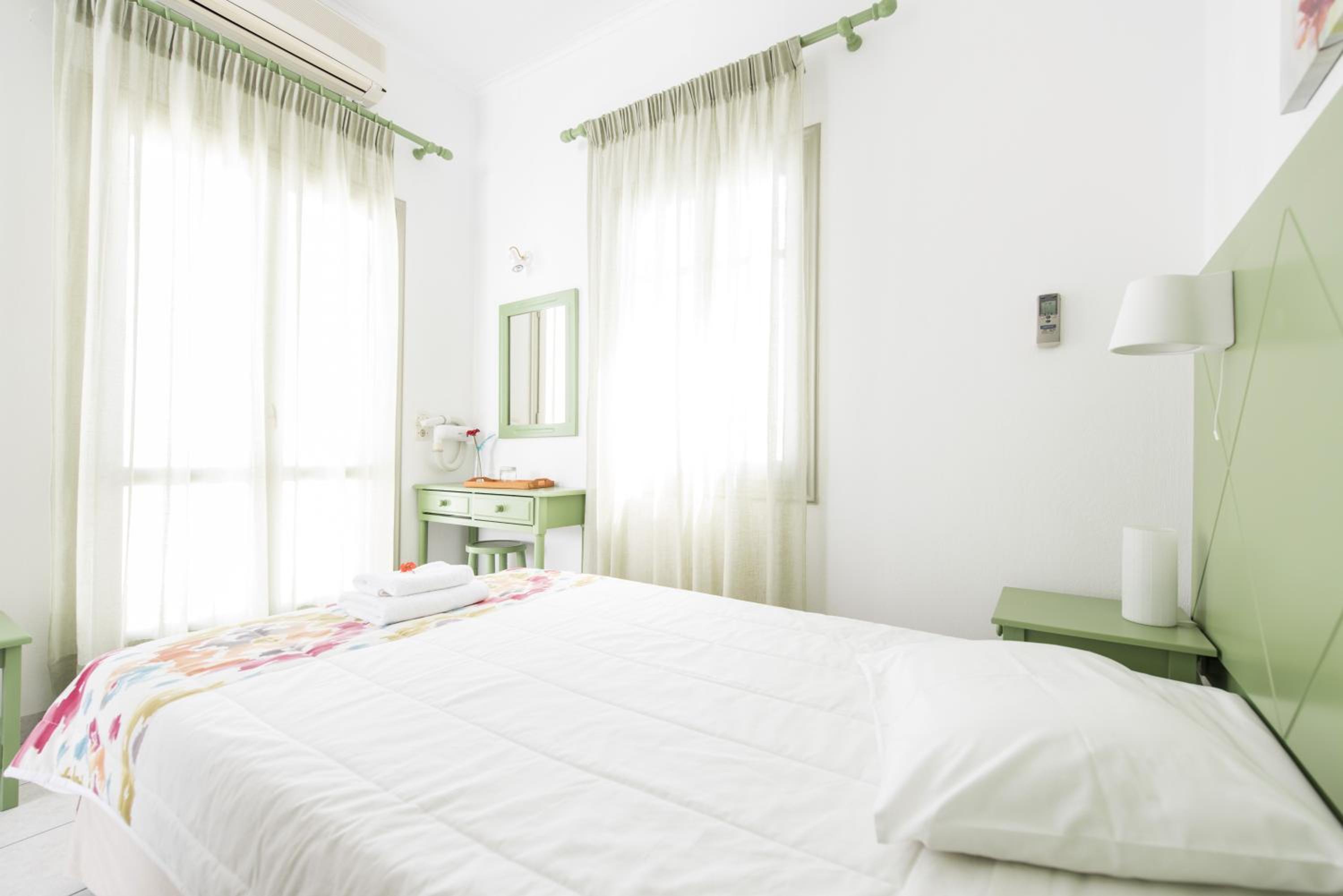 ROOM, SINGLE