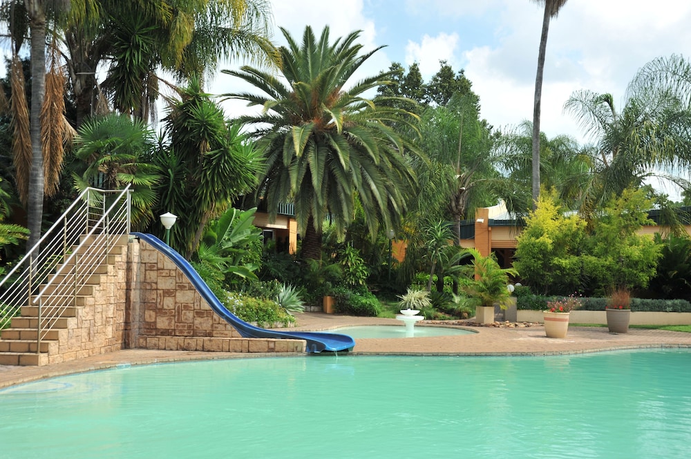 SAFARI LODGE HOTEL & CONVENTION CENTRE 20/50