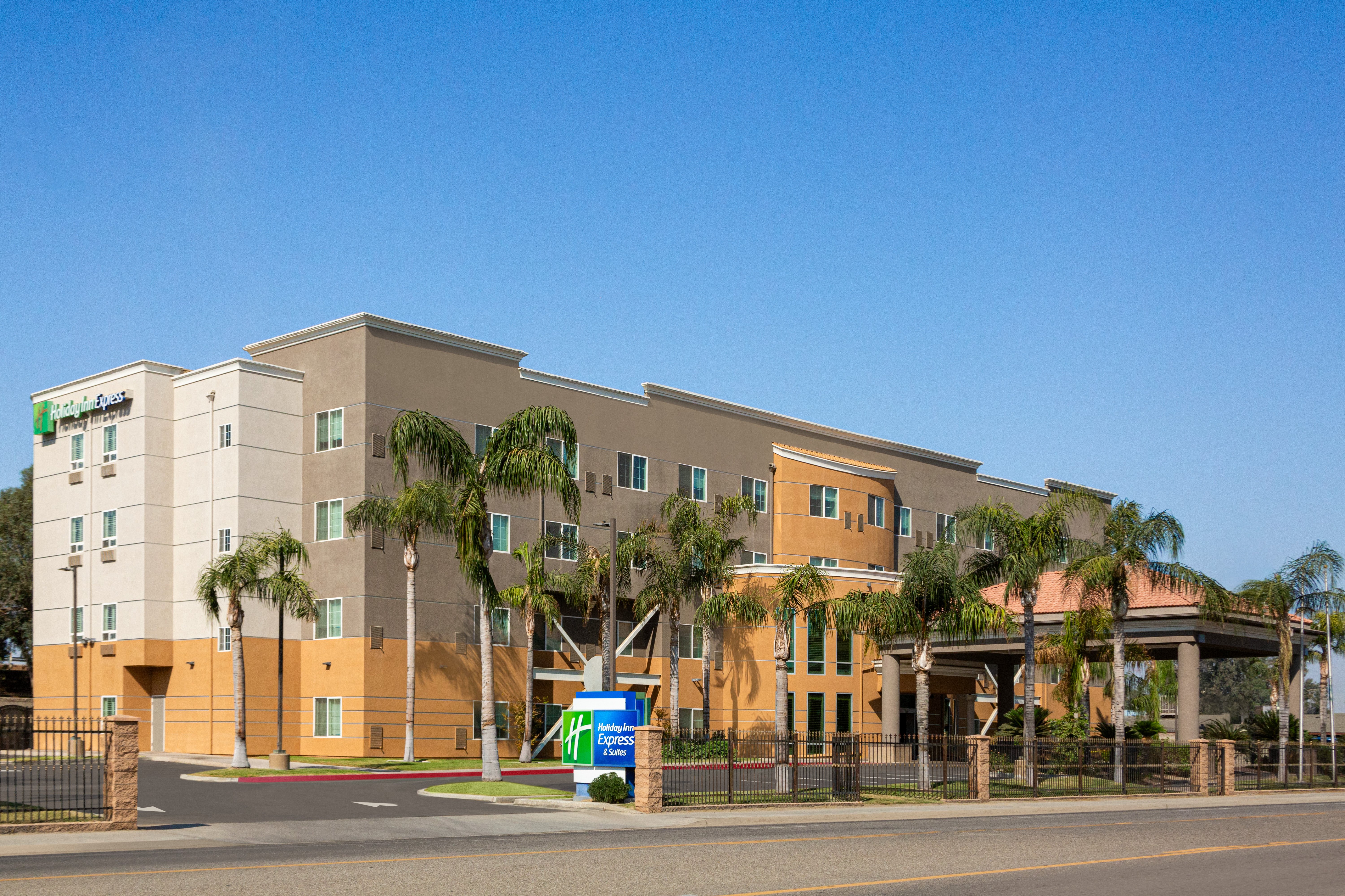 Holiday Inn Express Hotel Suites Bakersfield Central 62/71