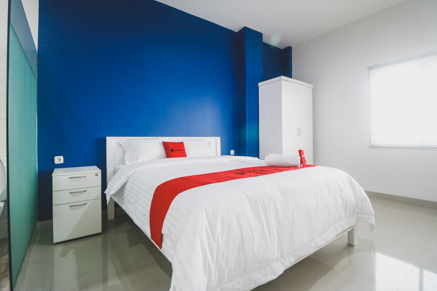 RedDoorz Plus near Living Plaza Jababeka 35/35