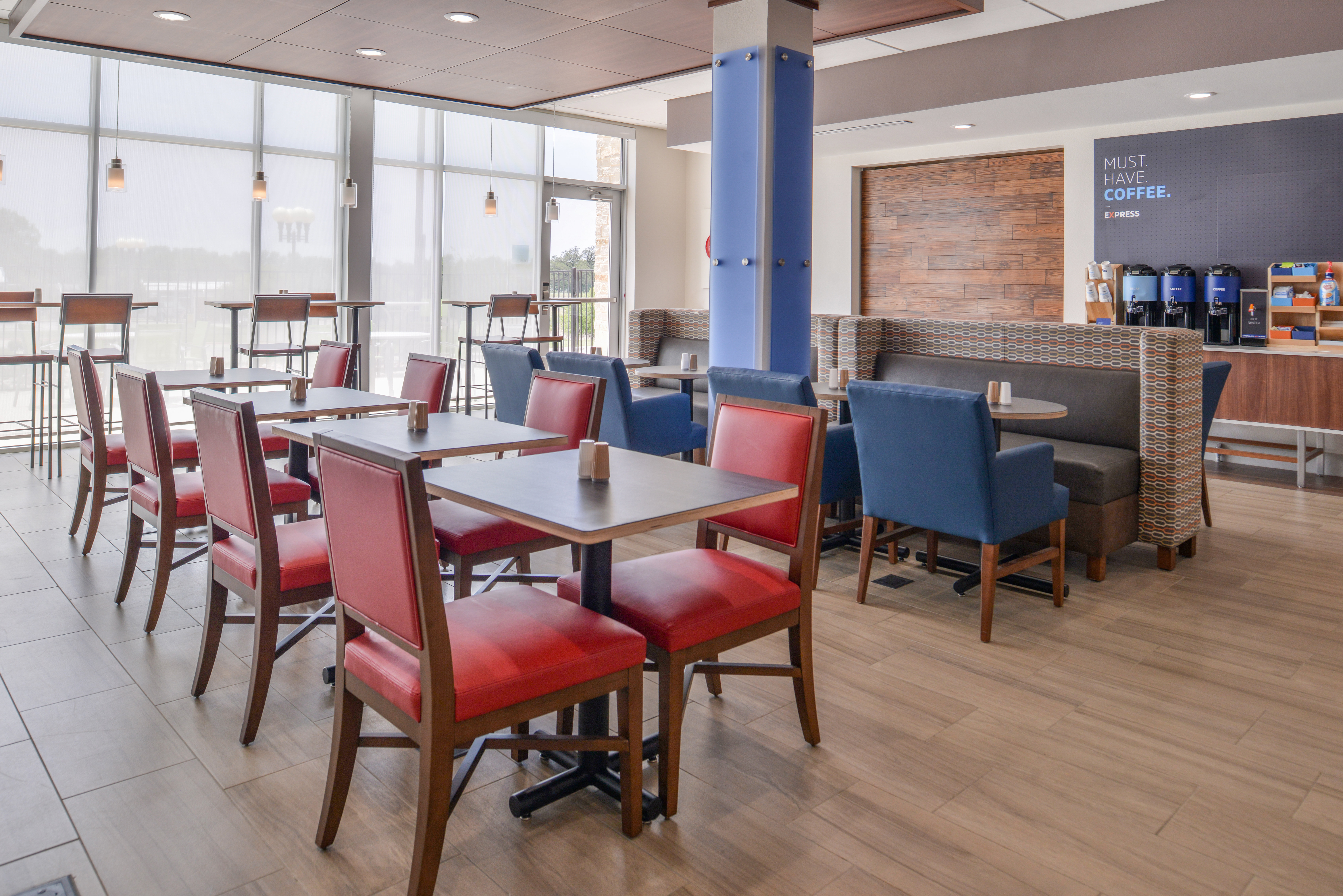 HOLIDAY INN EXPRESS EARLY 13/34