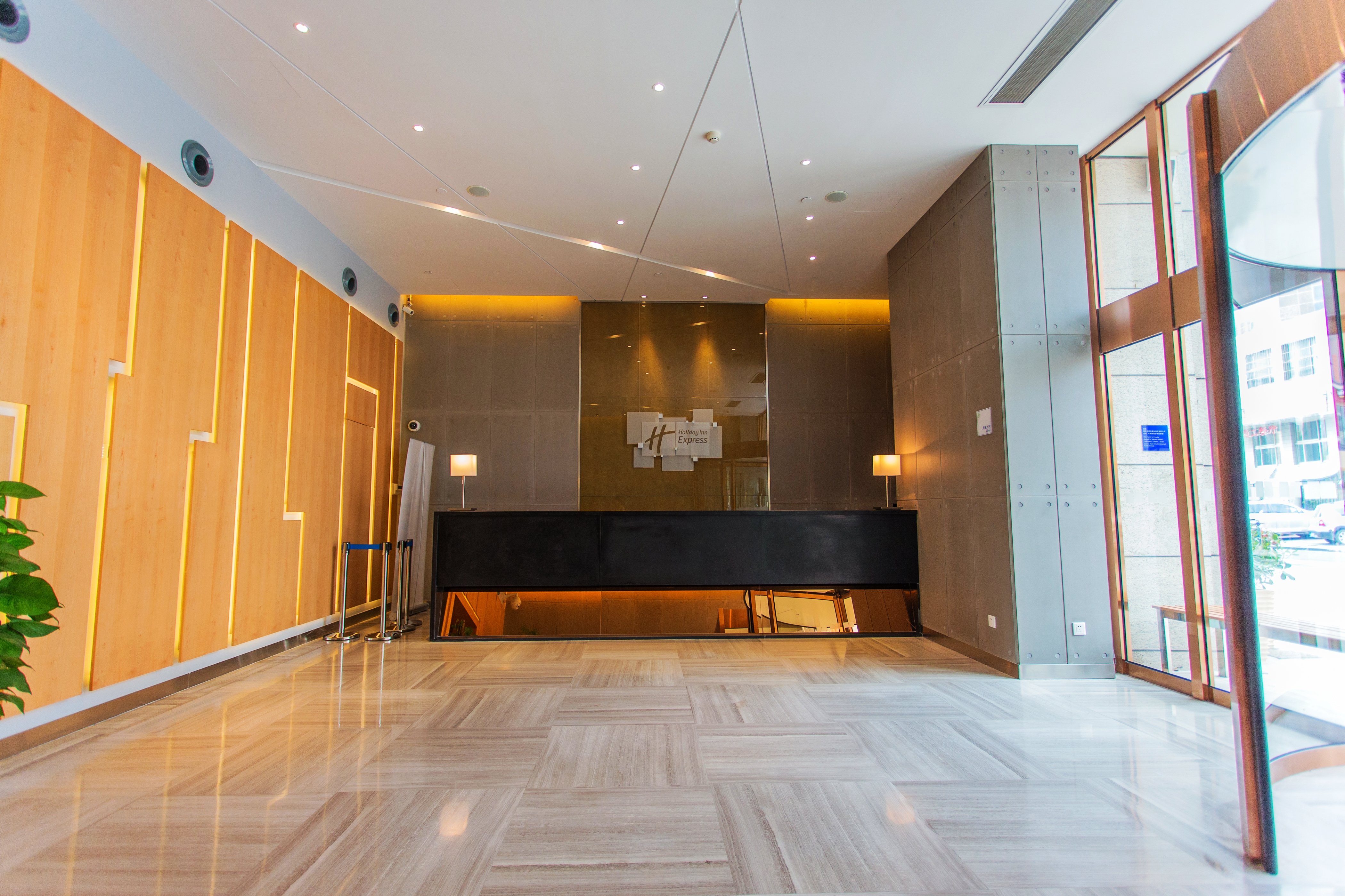 Holiday Inn Express Changzhou Center 7/24