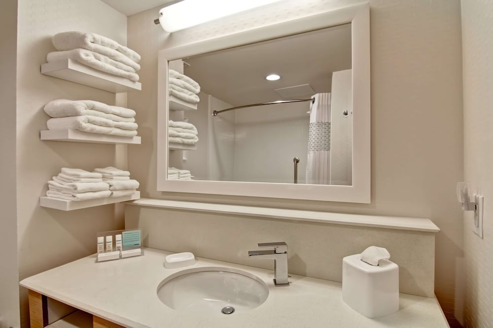 Hampton Inn and Suites by Hilton Saskatoon Airport 21/39