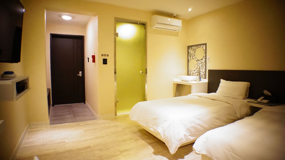 Hotel At Noon 11/47