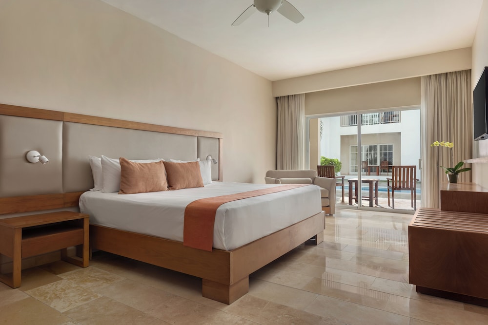 Sun Club, Junior Suite, King Bed, Pool Access
