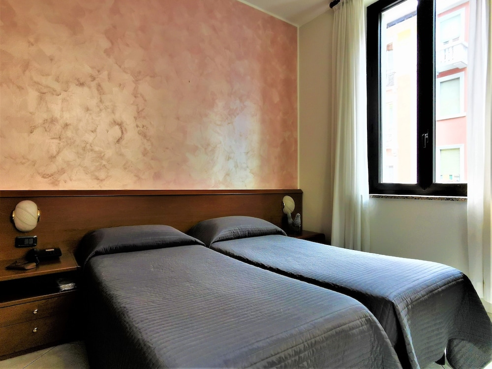 ROOM, TWIN BEDS