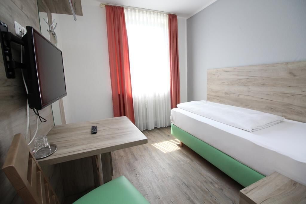 ROOM, SINGLE, PRIVATE BATHROOM