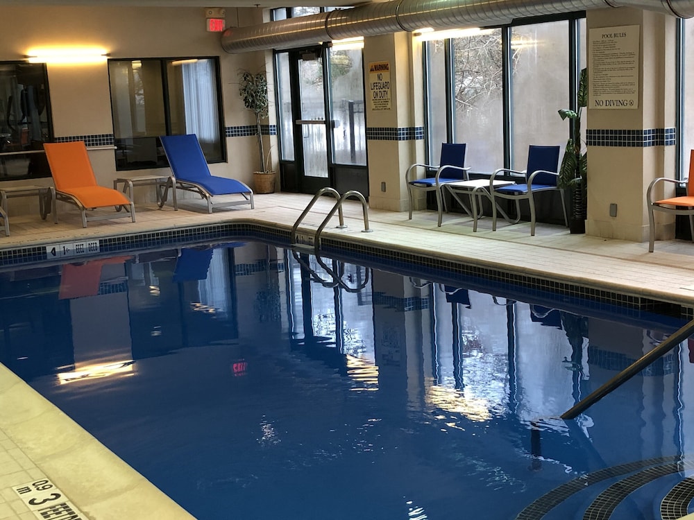 Holiday Inn Express Syracuse Airport 3/65
