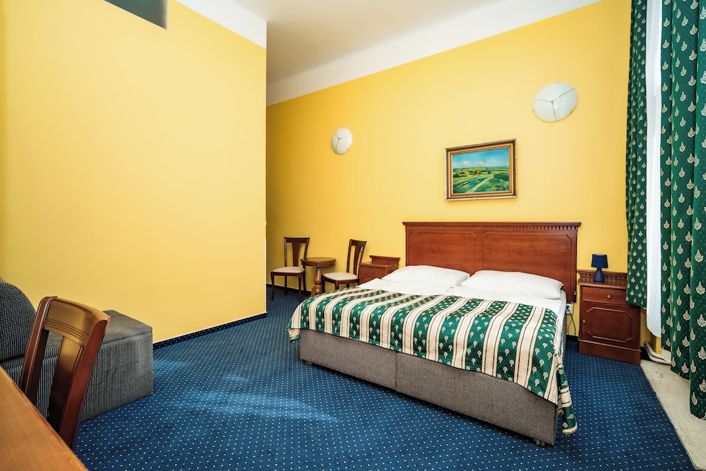 STANDARD, DOUBLE OR TWIN BED, WITH EXTRA BED