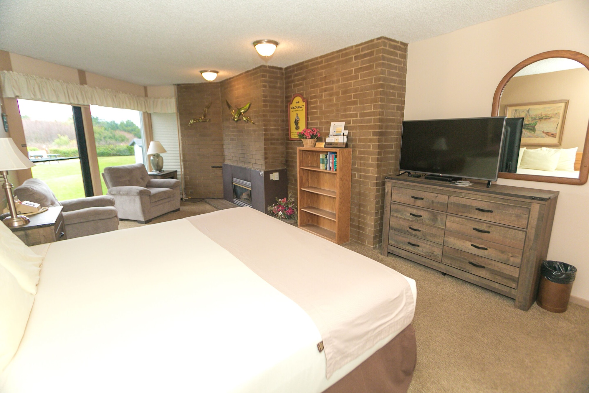 Studio, King Bed, Pool View, Pet Friendly, Kitchenette