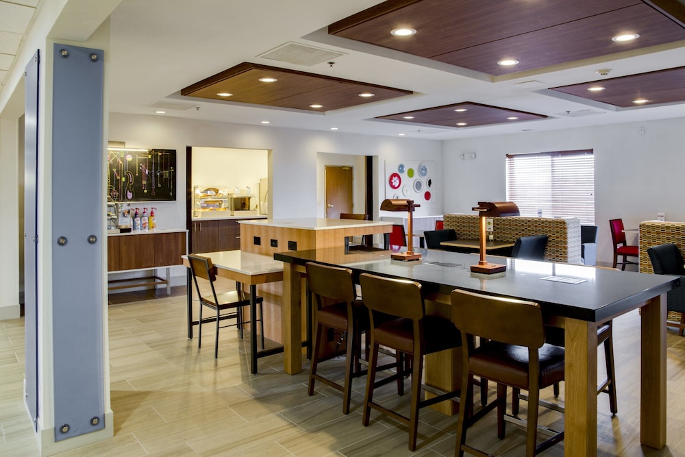 Holiday Inn Express Hotel Suites Jacksonville 45/52