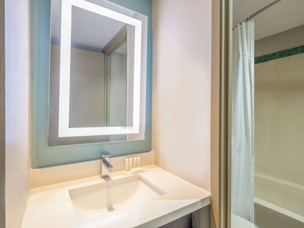 Super 8 by Wyndham Toronto East ON 46/50