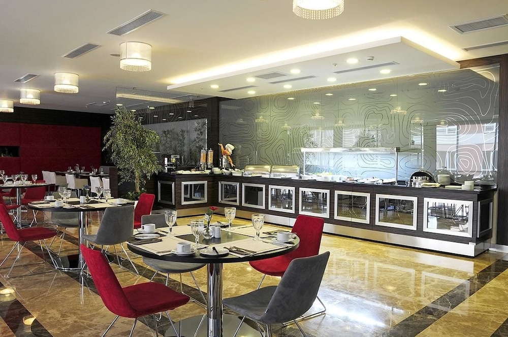 DEMORA HOTEL 35/64