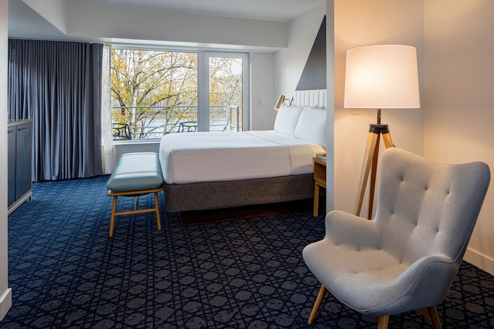 Rivers Edge Hotel Portland Tapestry Collection by Hilton 46/63