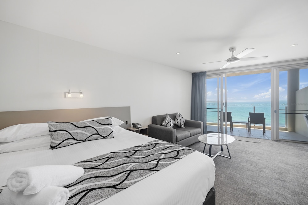 Deluxe, Suite, King Bed, Balcony