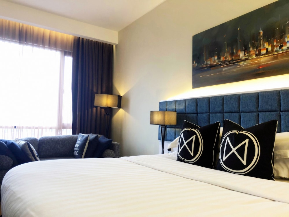 PLUS, DELUXE, KING BED