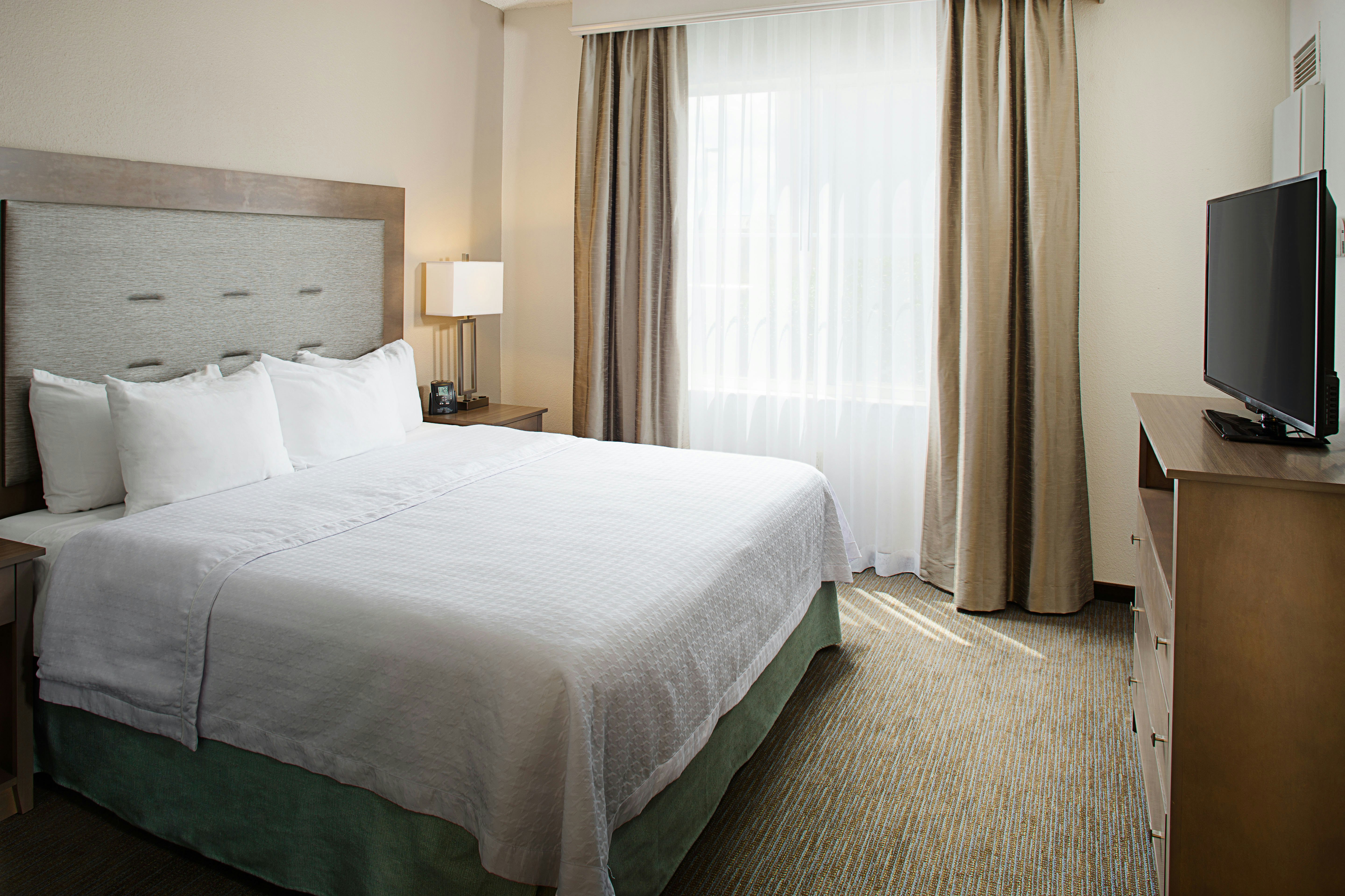 SUITE, KING BED, ACCESSIBLE