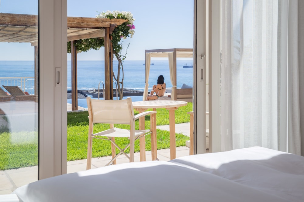 Compass House Boutique Hotel 28/48
