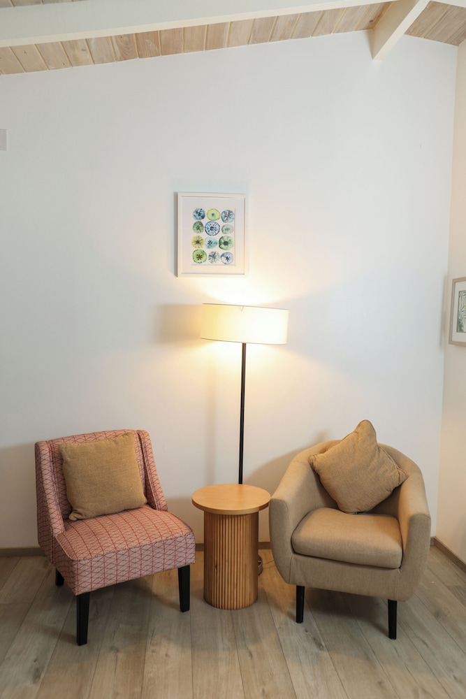 TRADE WINDS HOTEL 42/69