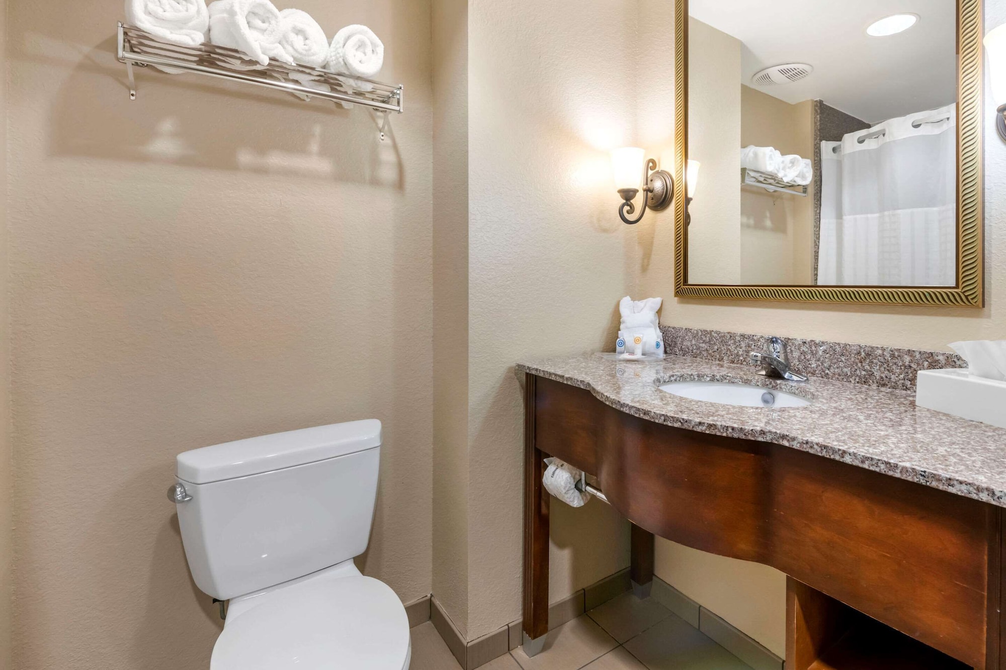 جناح بسريرين كوين بغرفة نوم واحدة مع أريكة لذوي الإعاقة، Comfort Suites Ocala - North 7/10