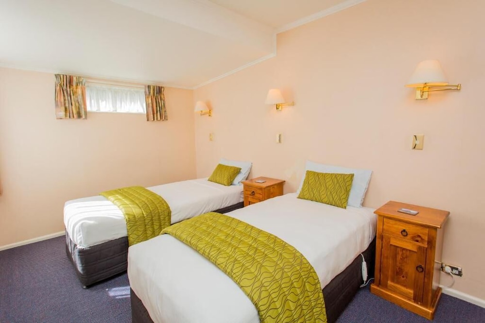 Parklands Motor Lodge 10/65