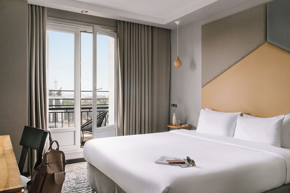 Deluxe, Queen Bed, Eiffel View