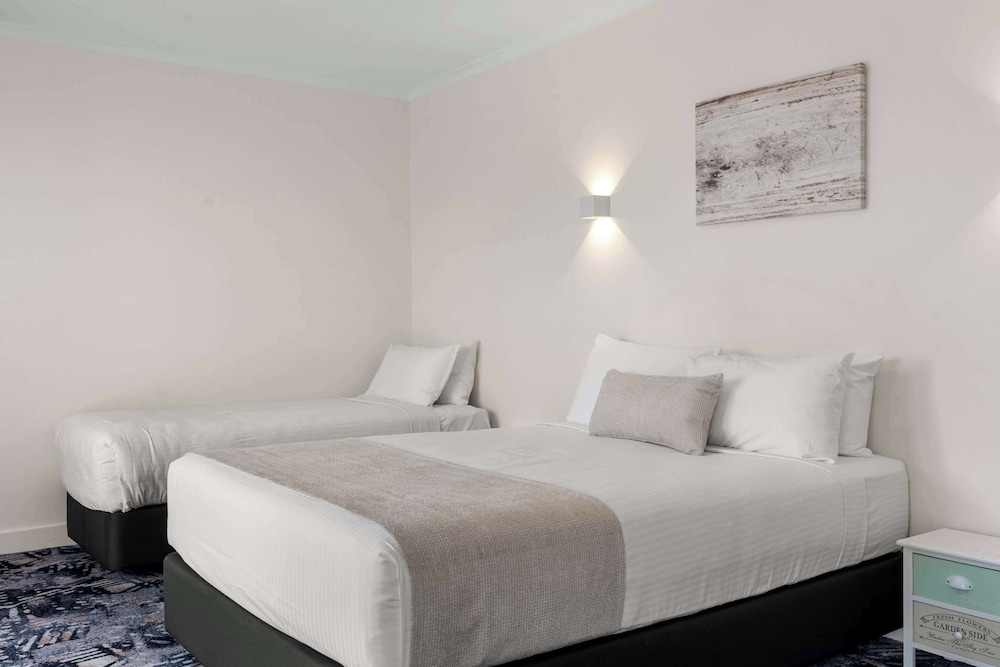 Superior, 1 Queen and 1 Single Bed, Kitchenette, Courtyard Area