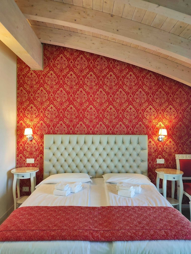 Nuova Opera Rooms 10/50