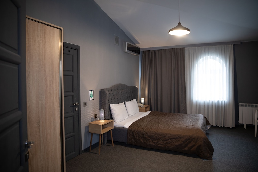 MAESTRO HOTEL 12/32