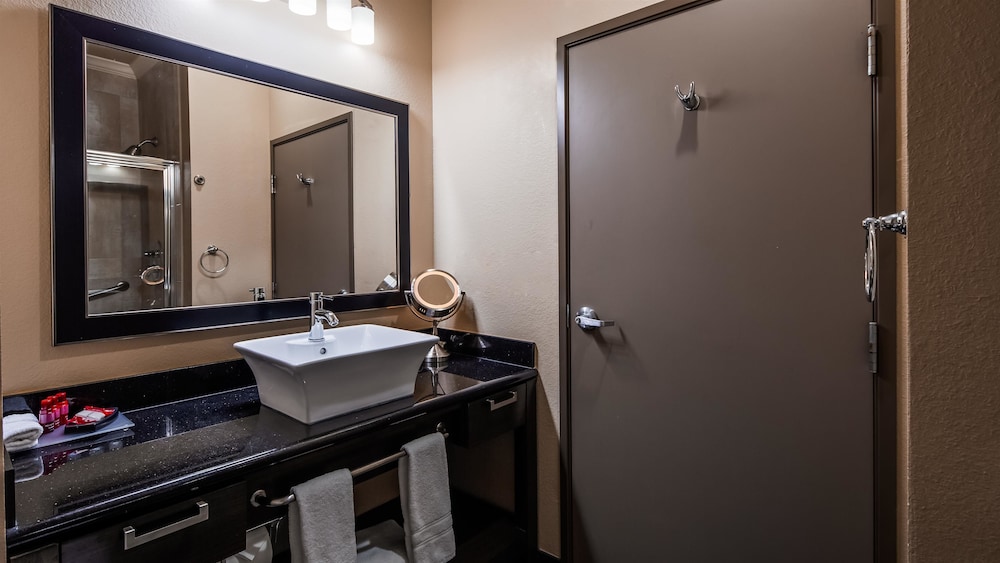 Best Western Premier Crown Chase Inn and Suites 27/70