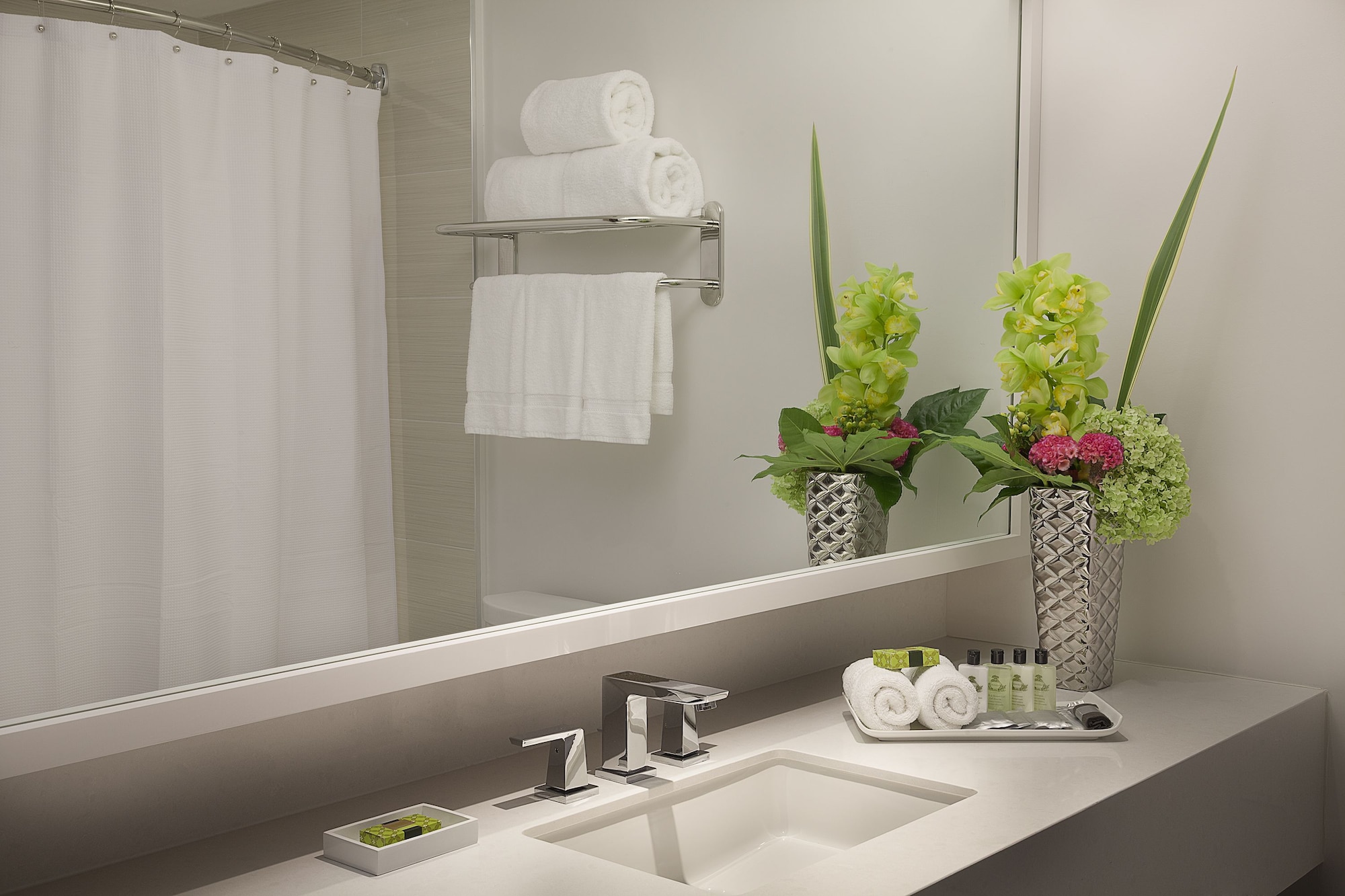 غرفة بريميوم بسريرين كوين في طابق مرتفع، INTERCONTINENTAL TORONTO CENTRE 8/8