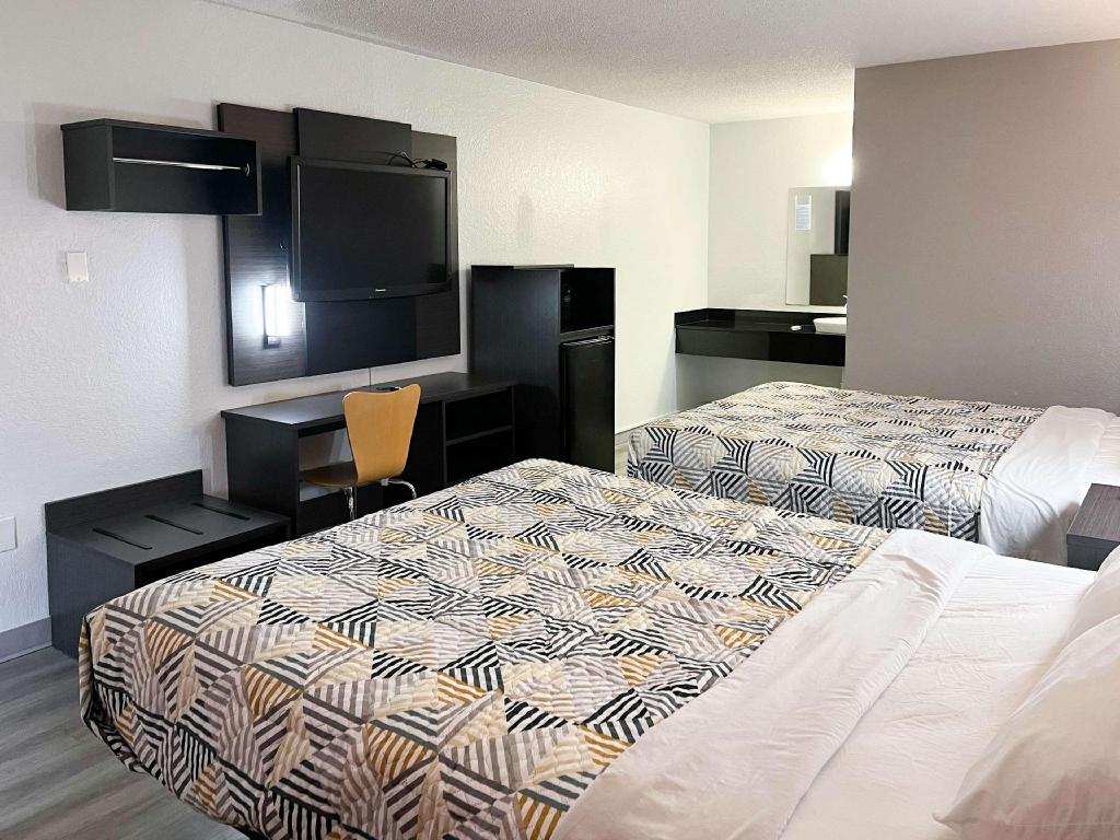 2 Full Beds - ADA/Tub/Micfridge