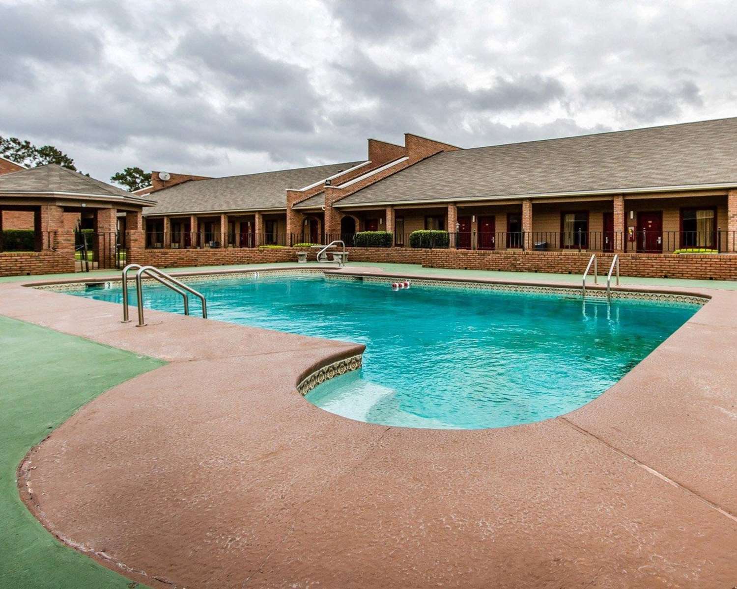 Econo Lodge Inn & Suites Enterprise, AL 32/33