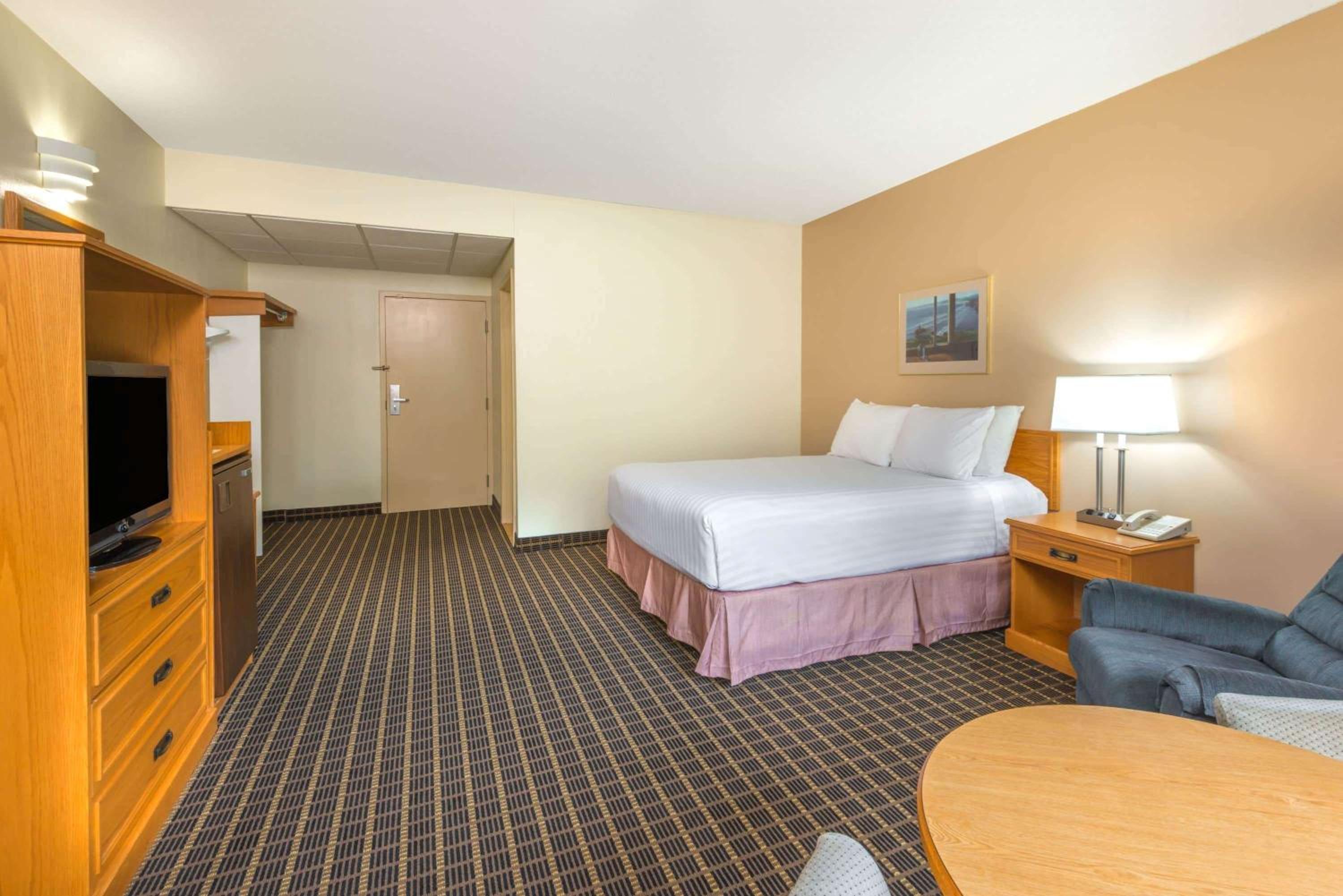 Howard Johnson by Wyndham Tillsonburg 20/28